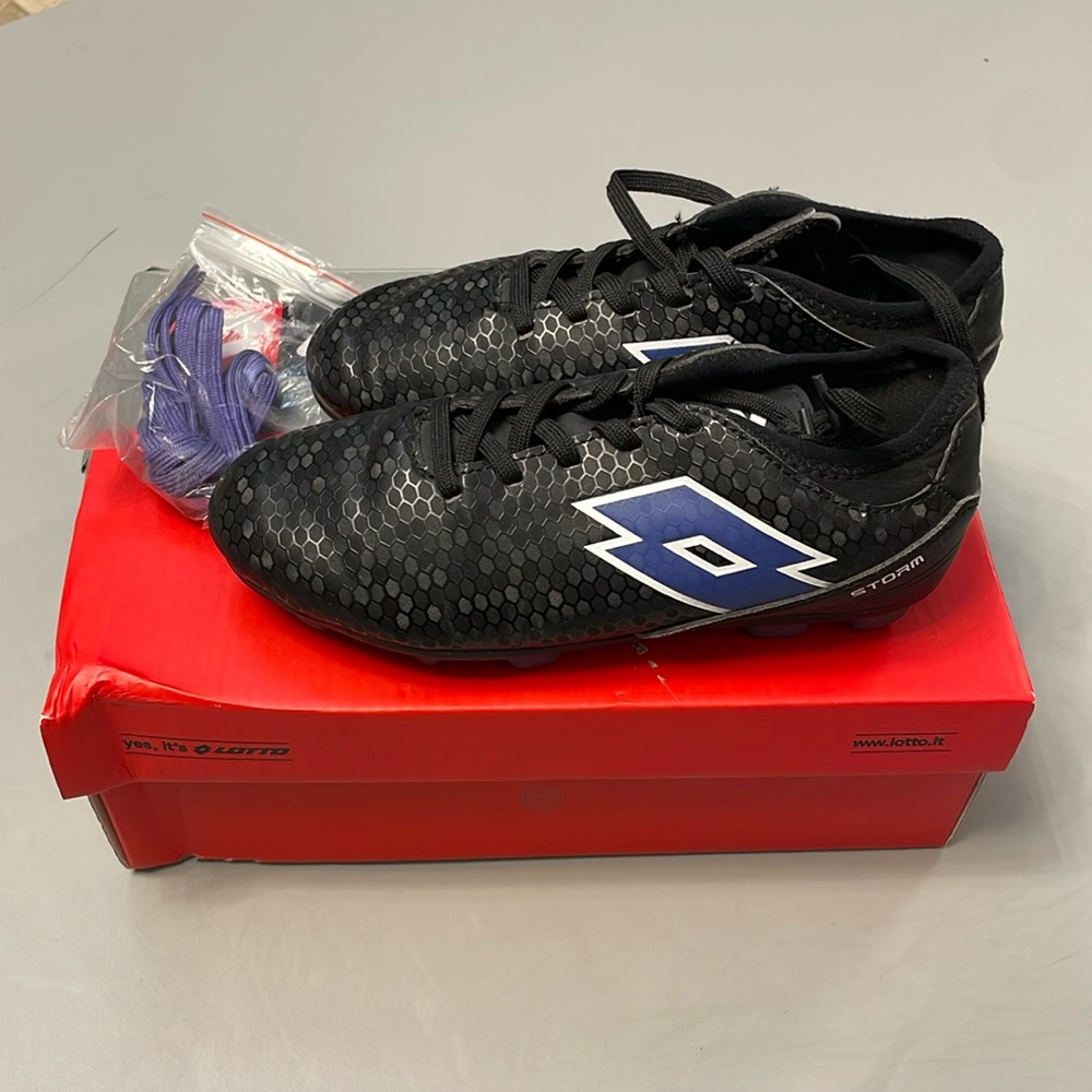 Girls Lotto Storm soccer cleats size 1
